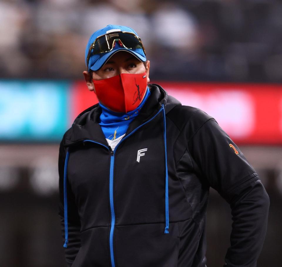 　３回、古林の交代を告げた新庄監督（撮影・中島達哉）