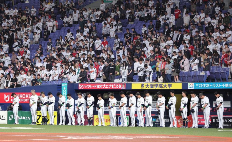 　亡くなった長嶋茂雄さんを悼み、黙とうするオリックスナイン（撮影・坂部計介）