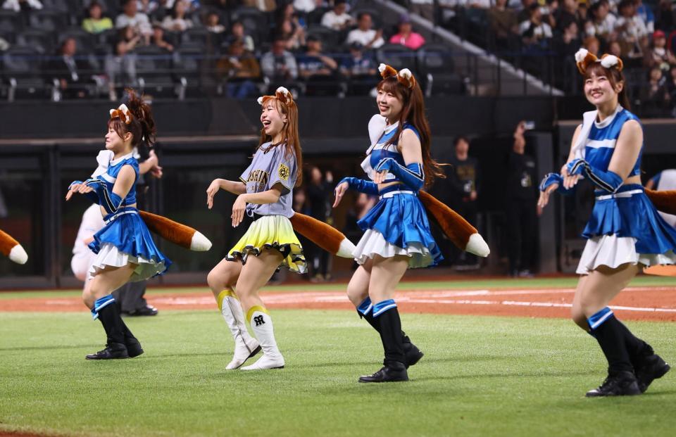 　ファイターズガールときつねダンスを踊るタイガースガールズ（撮影・中島達哉）