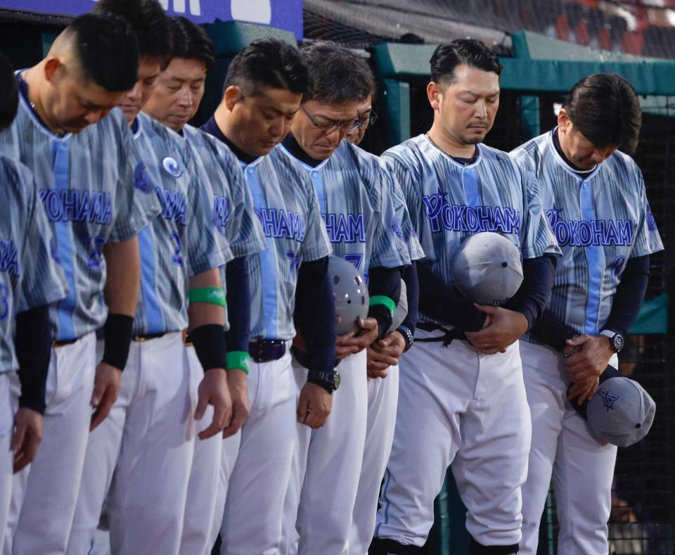 　試合前、長嶋茂雄さんを悼み黙とうする三浦監督（右端）ら