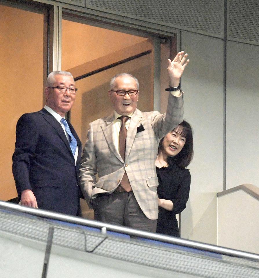 　東京ドームの巨人－阪神戦に来場し、笑顔で手を振る巨人・長嶋茂雄終身名誉監督。右は三奈さん＝１９年４月