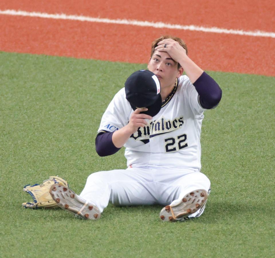 　５回、野間の打球を捕れず、倒れ込む九里（撮影・坂部計介）