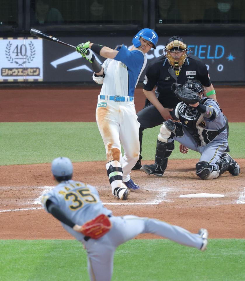 　８回、空振り三振に倒れる清宮幸（撮影・西岡正）