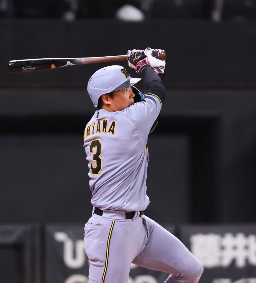 　４回、左前打を放つ大山（撮影・中島達哉）