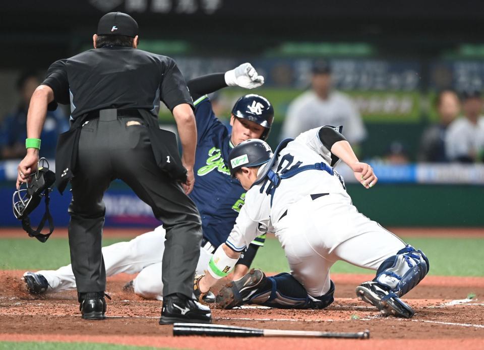 　３回、武岡の中前打で二走・古賀が本塁アウトとなる（撮影・園田高夫）