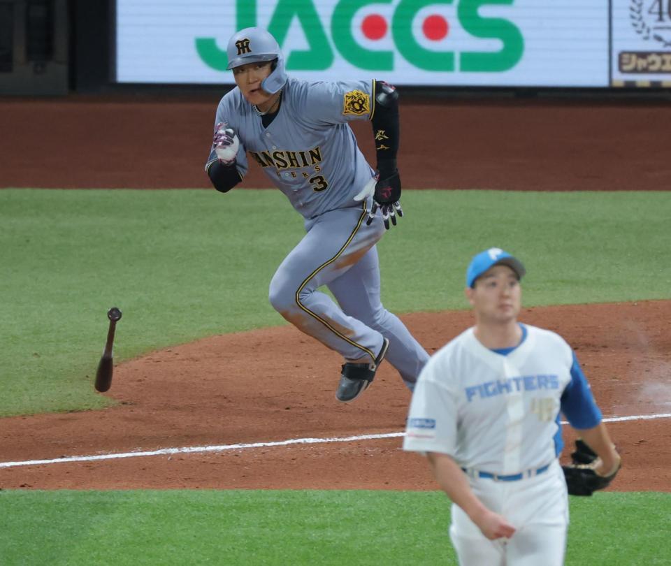 　４回、左前打を放つ大山（撮影・西岡正）