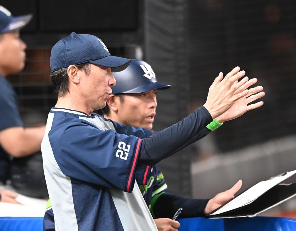 　コーチと相談する高津監督（撮影・園田高夫）