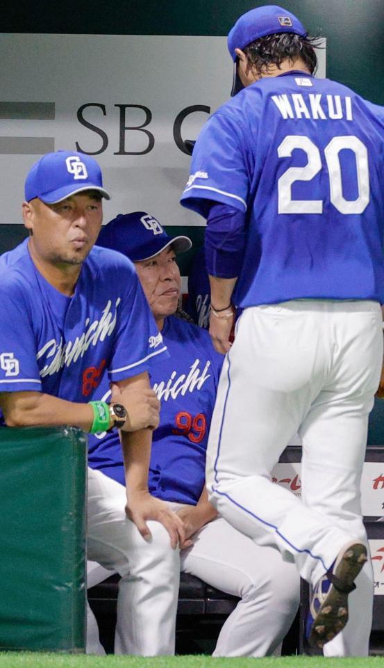 　３回、涌井（右）が追加点を許し、ベンチでさえない表情の中日・井上監督（奥）