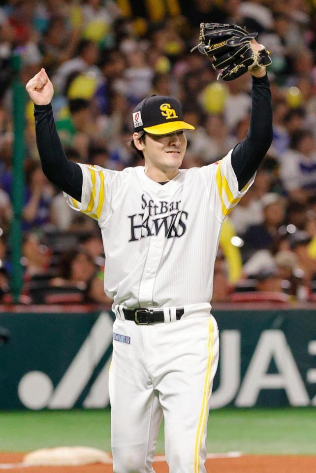 　７回、近藤の好守にガッツポーズする有原