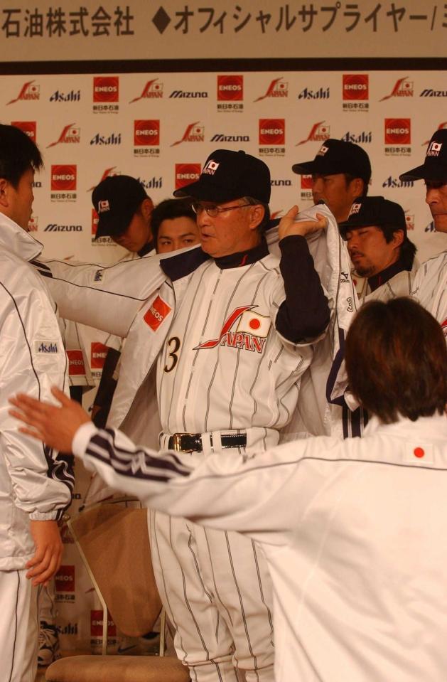 　ジャージーを着る日本代表・長嶋茂雄監督（中央）＝２００３年１０月２８日