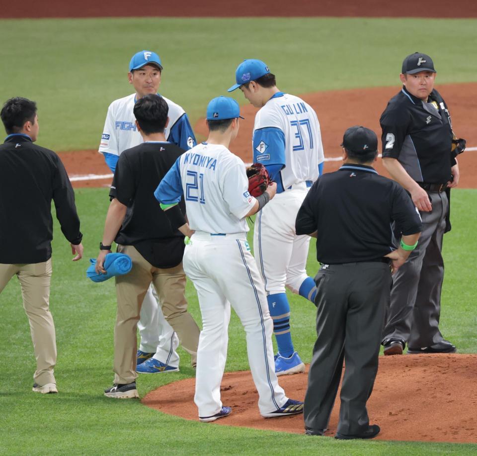 　３回、アクシデントでベンチへ戻る古林（中央）＝撮影・西岡正