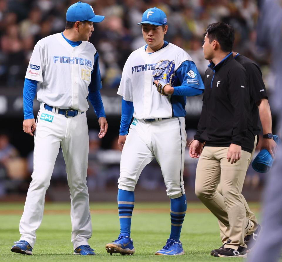 　３回、ベンチに下がる古林（中央）＝撮影・中島達哉