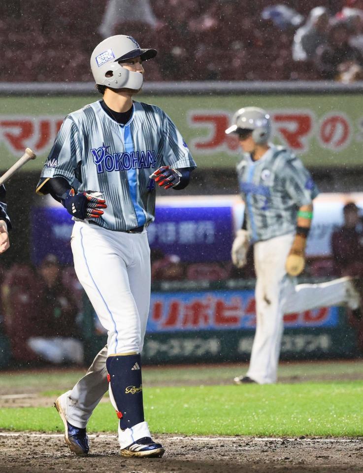 　５回、度会が２者連続の押し出し四球を選ぶ。奥は三走牧