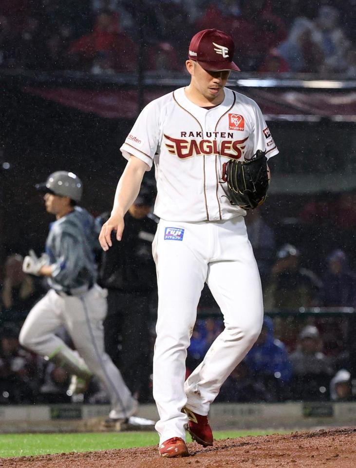 　６回、佐野（奥）に２ランを浴びた今野