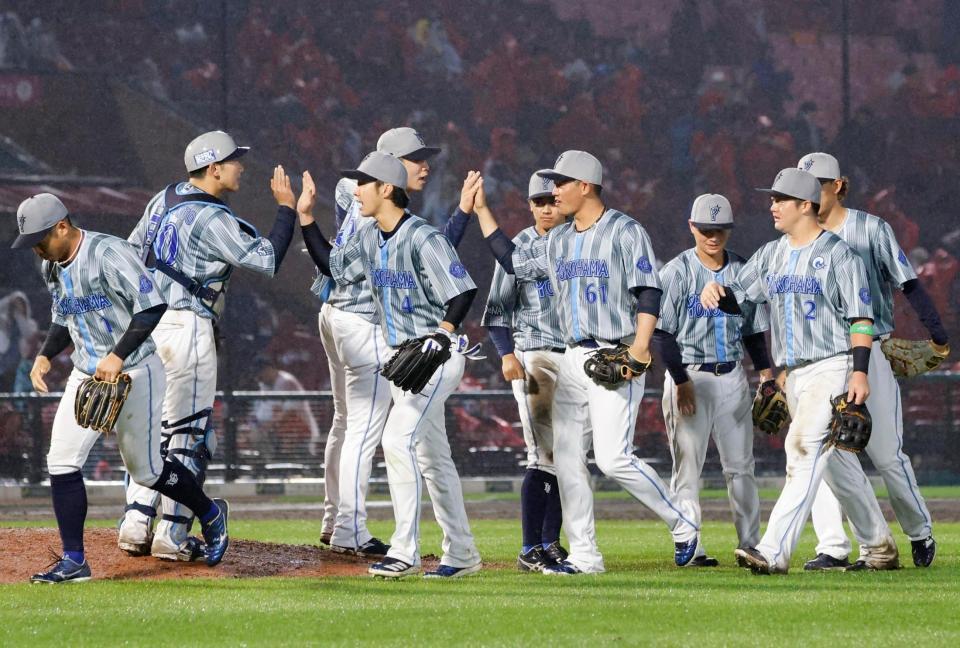 　楽天に勝利し、タッチを交わすＤｅＮＡナイン