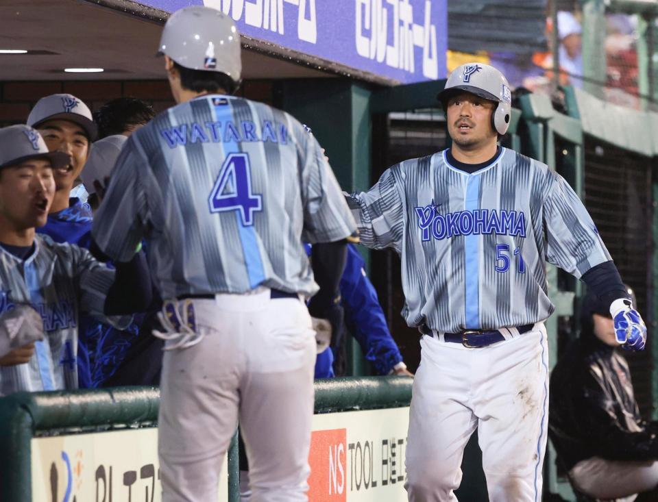 　４回、度会（４）の中犠飛で生還した三走・宮崎