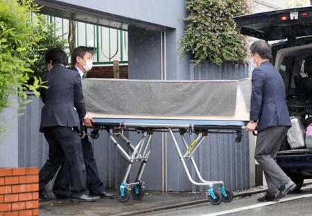 　無言で自宅に戻る長嶋茂雄さん（撮影・吉澤敬太）