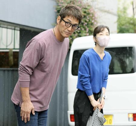 　報道陣に一礼する長嶋一茂（左）と次女の三奈さん（撮影・吉澤敬太）