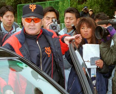 　春季キャンプで報道陣に囲まれる長嶋監督＝０１年