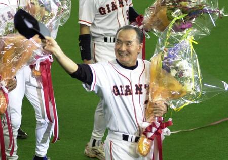 　監督勇退セレモニーでファンの声援に応える長嶋茂雄監督＝２００１年９月