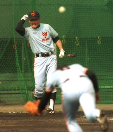 　宮崎キャンプで原にノックする長嶋さん＝１９９３年