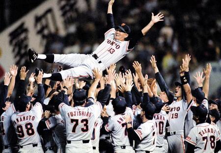　優勝を決め、ナインに胴上げされる巨人・長嶋茂雄監督＝１９９６年