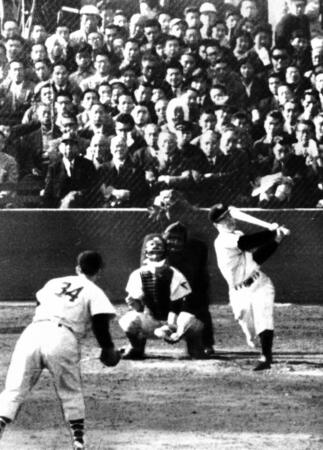 　プロデビュー戦で国鉄・金田正一から４打席連続三振の長嶋茂雄さん（右）＝１９５８年