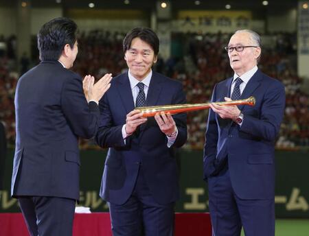 　国民栄誉賞の授与式で、安倍首相（左）から金のバットを授与される長嶋氏（右）と松井氏＝１３年５月