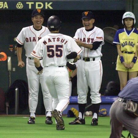 　先制２ランを放った松井を迎える長嶋監督。左は原ヘッド＝００年１０月２１日