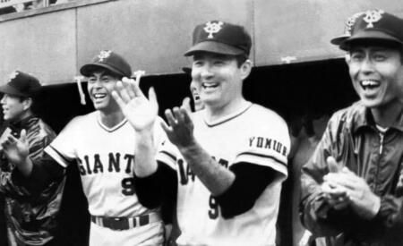 ベンチで笑顔を見せる巨人の（右から）王貞治、長嶋茂雄監督、吉田孝司＝１９７９（昭和５４）年