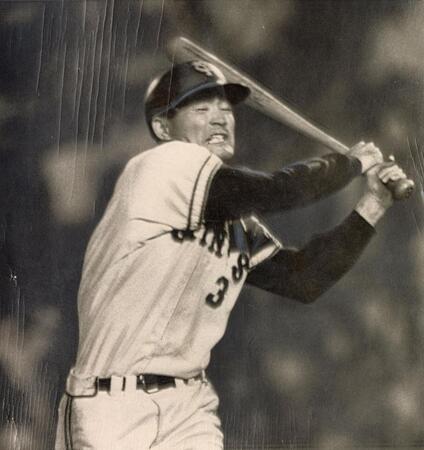 　豪快なスイングを見せる巨人・長嶋茂雄＝１９６９年９月１４日