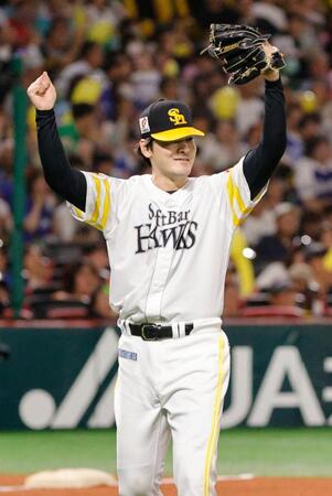 　７回、近藤の好守にガッツポーズする有原