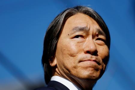 　長嶋茂雄さんの自宅を弔問に訪れ、取材に応じる松井秀喜さん＝４日午前