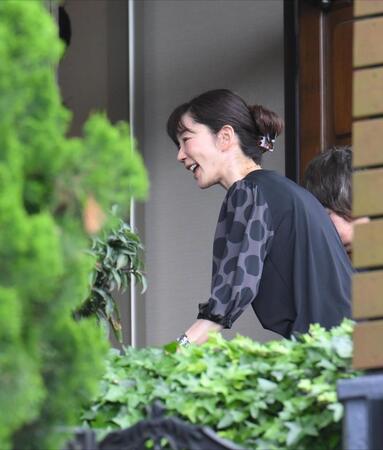 　弔問客を迎え入れる長嶋三奈さん（撮影・伊藤笙子）