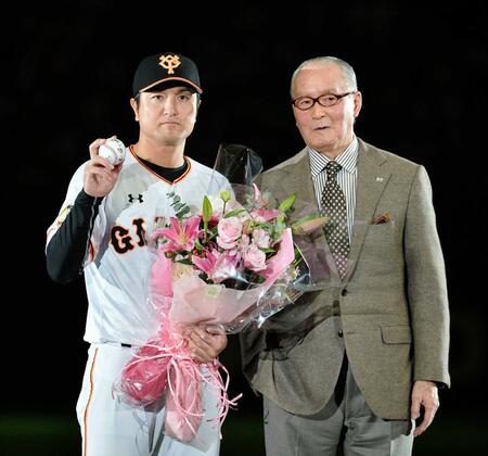 　長嶋茂雄さん（右）から渡されたメッセージ入りのボールを手にする巨人監督時代の高橋由伸氏＝２０１５年１１月