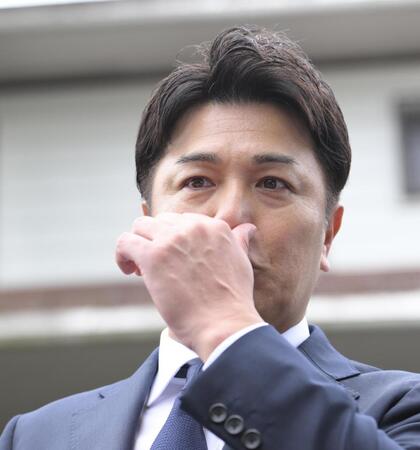 　長嶋茂雄さんの弔問を終え、報道陣の取材に応じる高橋由伸氏（撮影・伊藤笙子）