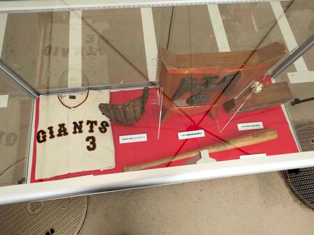 　記帳所に展示された長嶋氏現役時代のバット、グラブ、ユニホームなど