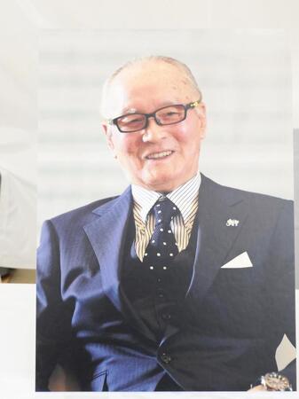 　帳所に設置された長嶋氏の写真