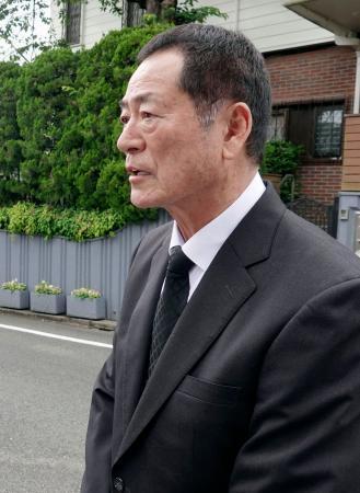 　長嶋茂雄さんの自宅を弔問に訪れ、取材に応じる元巨人の中畑清さん＝４日午前