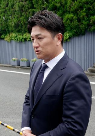 　長嶋茂雄さんの自宅を弔問に訪れ、取材に応じる元巨人の高橋由伸さん＝４日午前