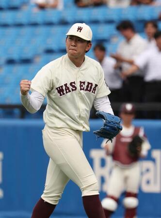 ６回、ピンチを脱しガッツポーズの早大・伊藤樹＝神宮（撮影・金田祐二）