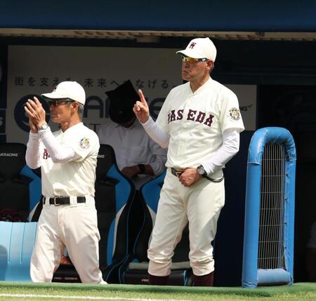 　ベンチで指揮を執る早大・小宮山悟監督（撮影・金田祐二）