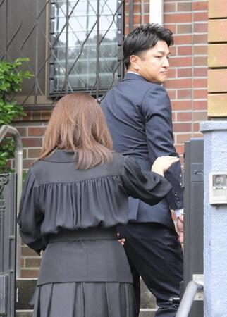 　長嶋茂雄さんの弔問に訪れた高橋由伸夫妻（撮影・伊藤笙子）