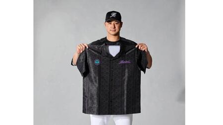 アロハシャツを手にする藤岡