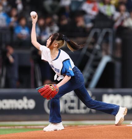 　ファーストピッチセレモニーで投球するＭＥ：Ｉ・ＫＥＩＫＯ（撮影・中島達哉）