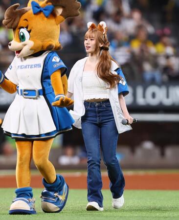 　ファーストピッチセレモニーに登場したＭＥ：Ｉ・ＡＹＡＮＥ（撮影・中島達哉）