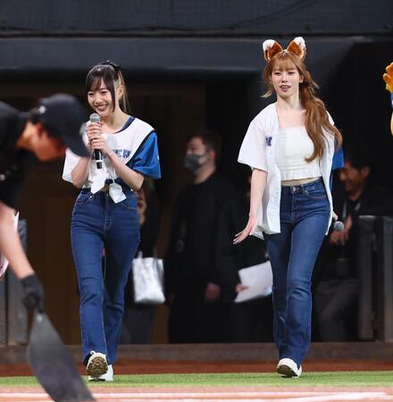 　ファーストピッチセレモニーに登場したＭＥ：ＩのＫＥＩＫＯ（左）とＡＹＡＮＥ（撮影・中島達哉）