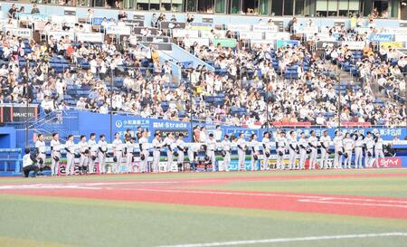 試合前、黙とうする阿部監督（左端）ら巨人ナイン（撮影・開出牧）