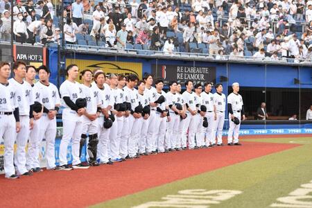 　試合前、黙とうするロッテナイン（撮影・開出牧）