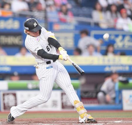 【写真】完璧!プロ入り初の4番・山本が期待に応える先制4号ソロ